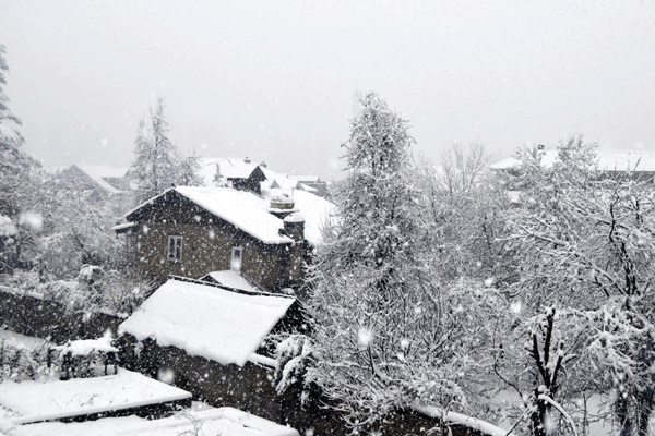 Cold wave continues as Kashmir Valley awaits rain, snow