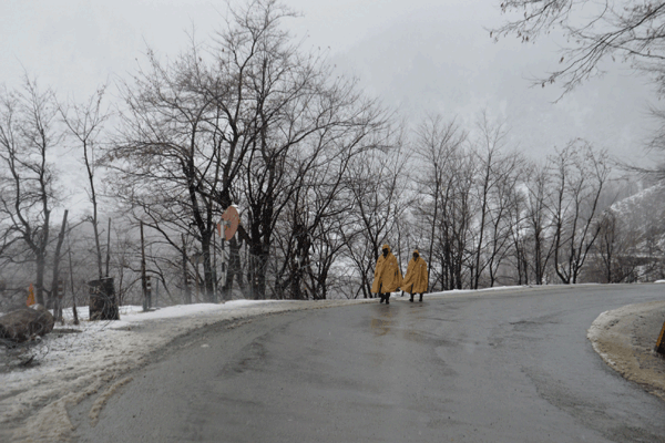 Phots : Cold wave continues in J&K