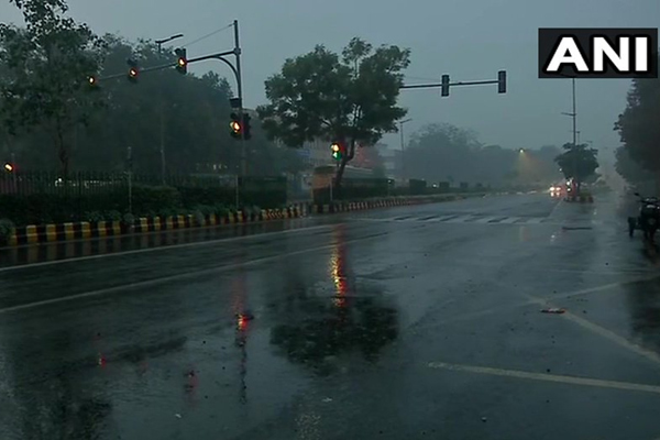 PICS: Rain lashes Delhi-NCR; hailstorm likely