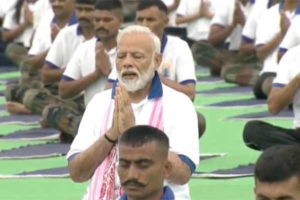 Modi performs yoga with 30,000 people in Ranchi