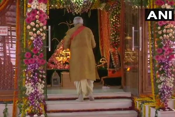 PM Modi peforms 