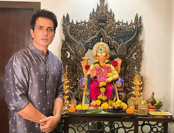 Bollywood celebs welcome Ganpati Bappa at home