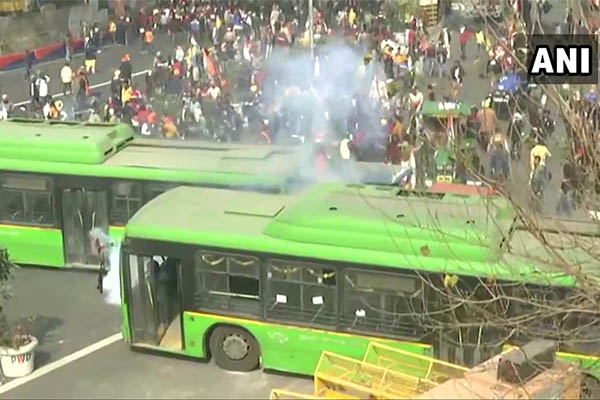 Farmers enter Red Fort, clash with police as India celebrates Republic Day (PHOTOS)