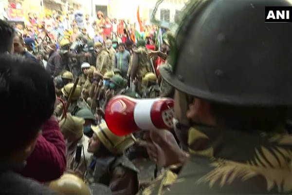 Farmers enter Red Fort, clash with police as India celebrates Republic Day (PHOTOS)