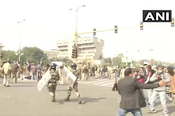 Farmers enter Red Fort, clash with police as India celebrates Republic Day (PHOTOS)