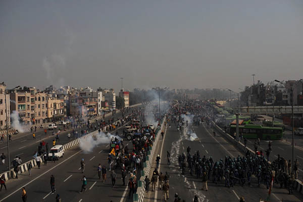 Farmers enter Red Fort, clash with police as India celebrates Republic Day (PHOTOS)