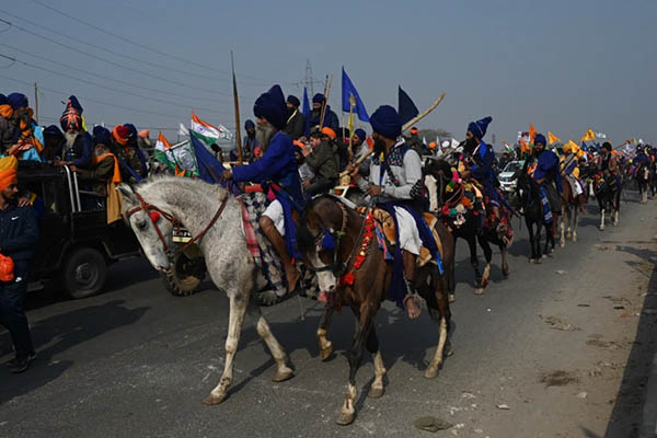 Farmers enter Red Fort, clash with police as India celebrates Republic Day (PHOTOS)