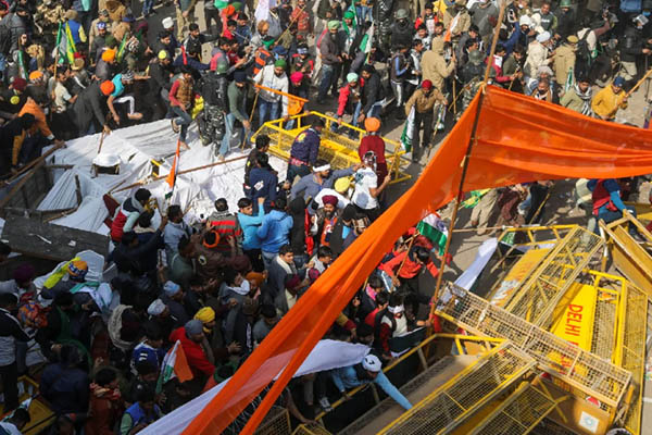 Farmers enter Red Fort, clash with police as India celebrates Republic Day (PHOTOS)