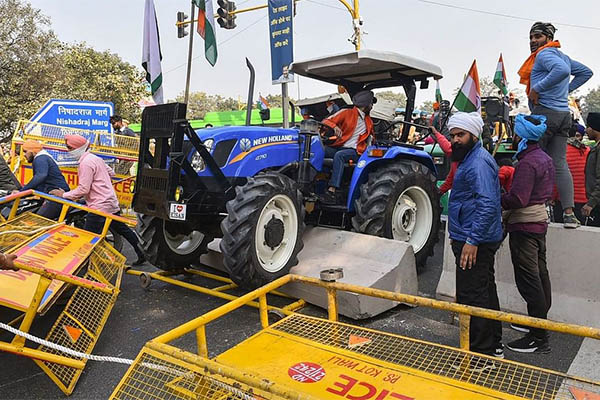 Farmers enter Red Fort, clash with police as India celebrates Republic Day (PHOTOS)