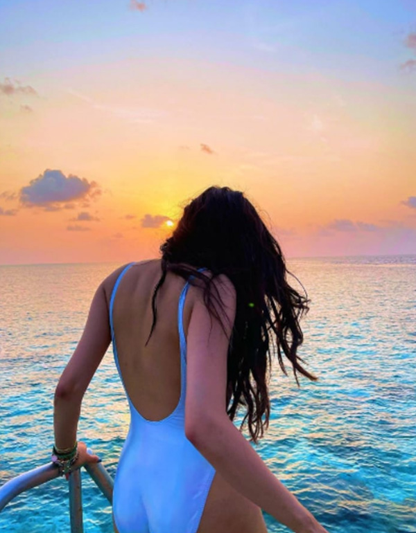 Janhvi Kapoor creates waves in sexy cut-out monokini as she vacays in Maldives