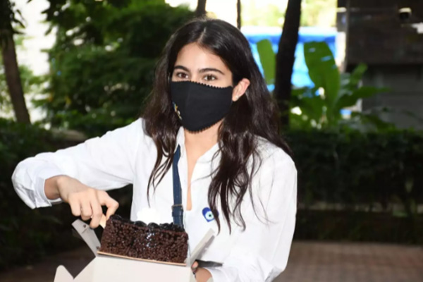 Sara Ali Khan celebrates 26th Birthday with paparazzi, see the diva