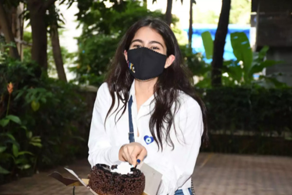 Sara Ali Khan celebrates 26th Birthday with paparazzi, see the diva