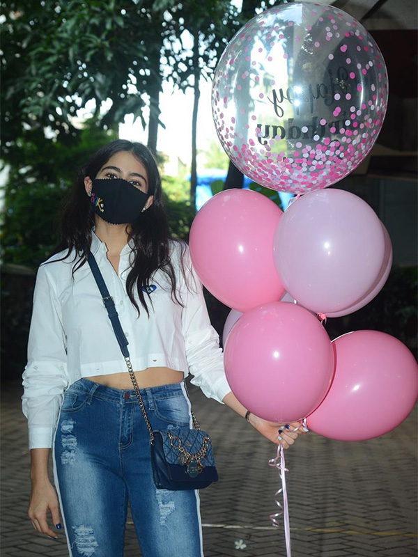 Sara Ali Khan celebrates 26th Birthday with paparazzi, see the diva