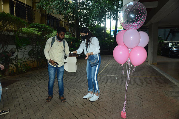 Sara Ali Khan celebrates 26th Birthday with paparazzi, see the diva