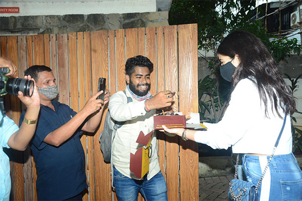 Sara Ali Khan celebrates 26th Birthday with paparazzi, see the diva