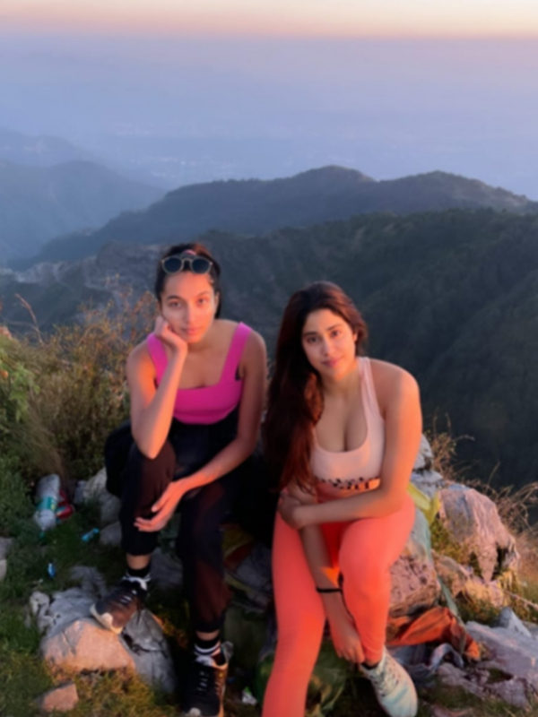 Janhvi Kapoor soaks in the beauty of sunrise (Pictures)