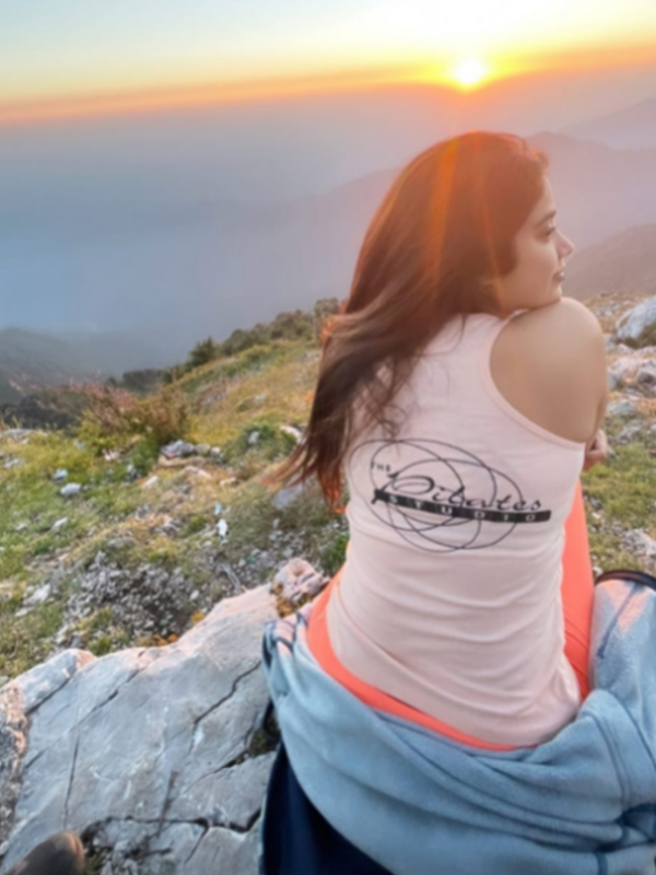 Janhvi Kapoor soaks in the beauty of sunrise (Pictures)