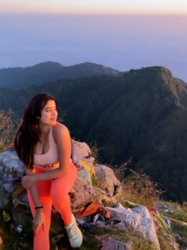 Janhvi Kapoor soaks in the beauty of sunrise (Pictures)