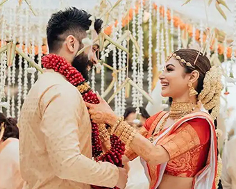 Wedding pics: Mouni Roy marries Suraj Nambiar in South Indian ceremony