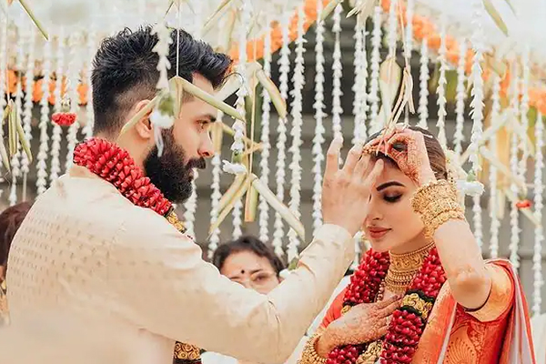 Wedding pics: Mouni Roy marries Suraj Nambiar in South Indian ceremony