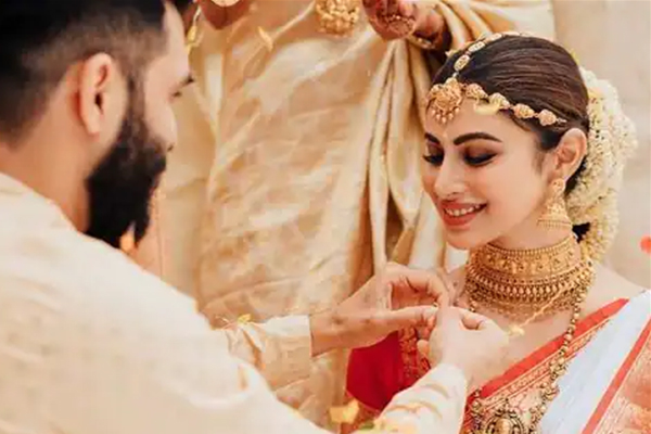 Wedding pics: Mouni Roy marries Suraj Nambiar in South Indian ceremony