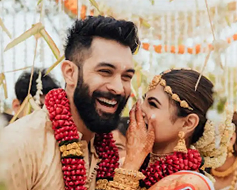 Wedding pics: Mouni Roy marries Suraj Nambiar in South Indian ceremony