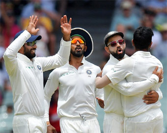 India reduce Australia to 187/7 at lunch on final day