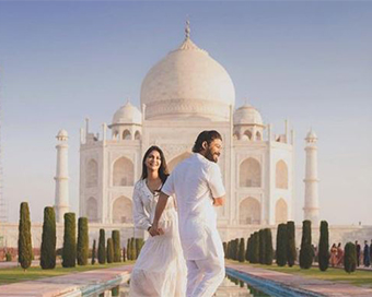 Telugu star Allu Arjun celebrates anniversary at Taj Mahal with wife Sneha Reddy
