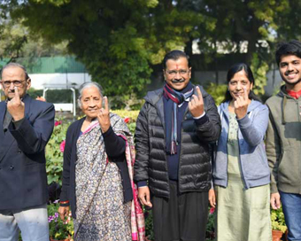 Arvind casts vote accomapnied by family