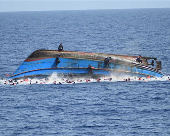 Boat carrying Rohingyas capsizes