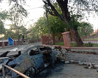 Car collides with Qutub Minar