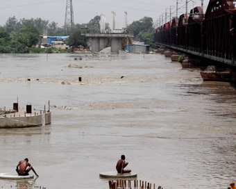 Yamuna bridge temporarily closes for rail traffic