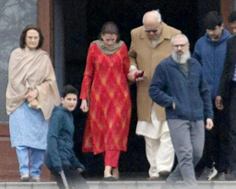 Farooq Abdullah reunites with family