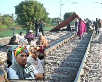 Gujjars block Delhi-Mumbai rail route over quota demand