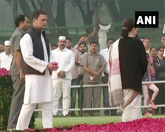 Manmohan, Sonia, Rahul pay tribute to Indira Gandhi
