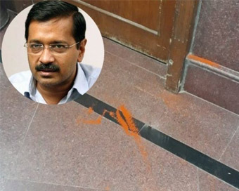 Chilly powder thrown at Delhi CM Arvind Kejriwal