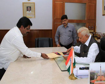 Karnataka minister Nagesh resigns