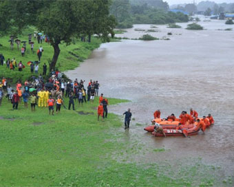 600 rescued from stranded train in Maharashtra 