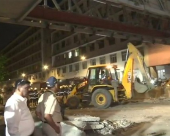 Mumbai bridge crash: 6 dead; BMC-Railways face heat