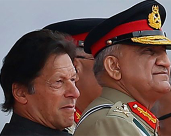 Pakistan Prime Minister Imran Khan with Army General (file photo)
