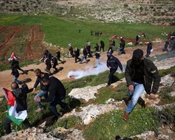 Palestinian protesters injured in clashes with Israeli soldiers