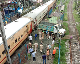 Paschim Express brushes past parked truck in Mumbai, 4 suspended