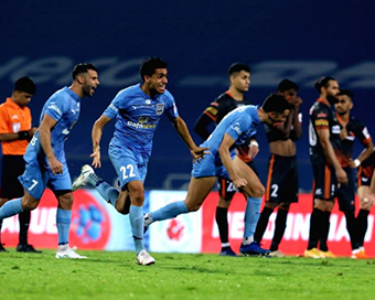 Mumbai enter 1st ISL final by beating Goa on penalties