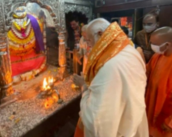  Modi offers prayers at Kashi Vishwanath temple