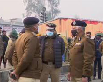 Delhi Police commissioner visits Singhu border