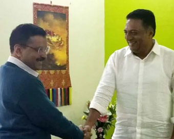 Actor Prakash Raj meets Kejriwal