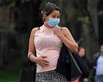 Pregnant woman wearing mask (file photo)