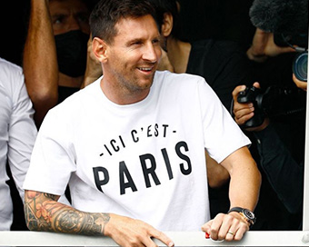 Lionel Messi lands in Paris after agreeing to two-year-contract with PSG