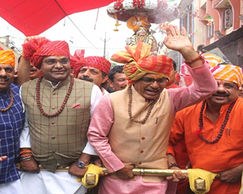 Maha Shivratri: Shivraj Singh Chouhan pulls chariot during 