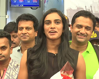 Double Olympic medalist PV Sindhu arrives in Hyderabad to rousing welcome